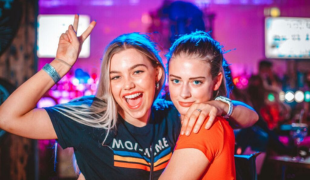 2 young women enjoying a Belushi's bar